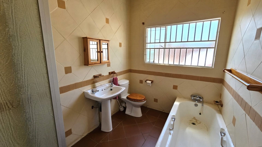 6 Bedroom Property for Sale in Schoemansville North West